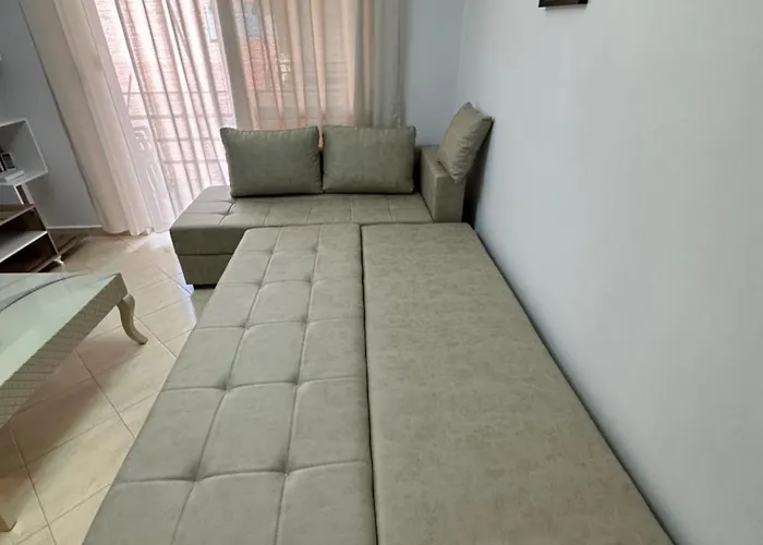 Henry's Apartament Golem (Tirana)